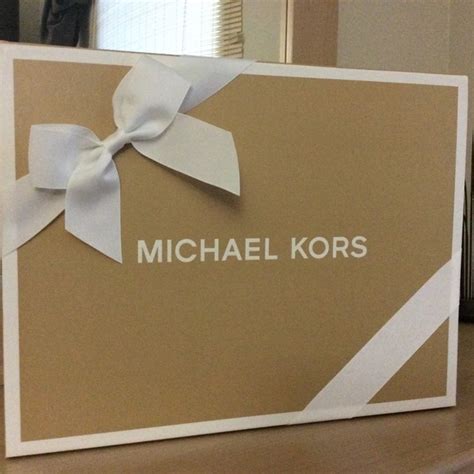 michael kors monogram - Michael Kors gift wrapping.